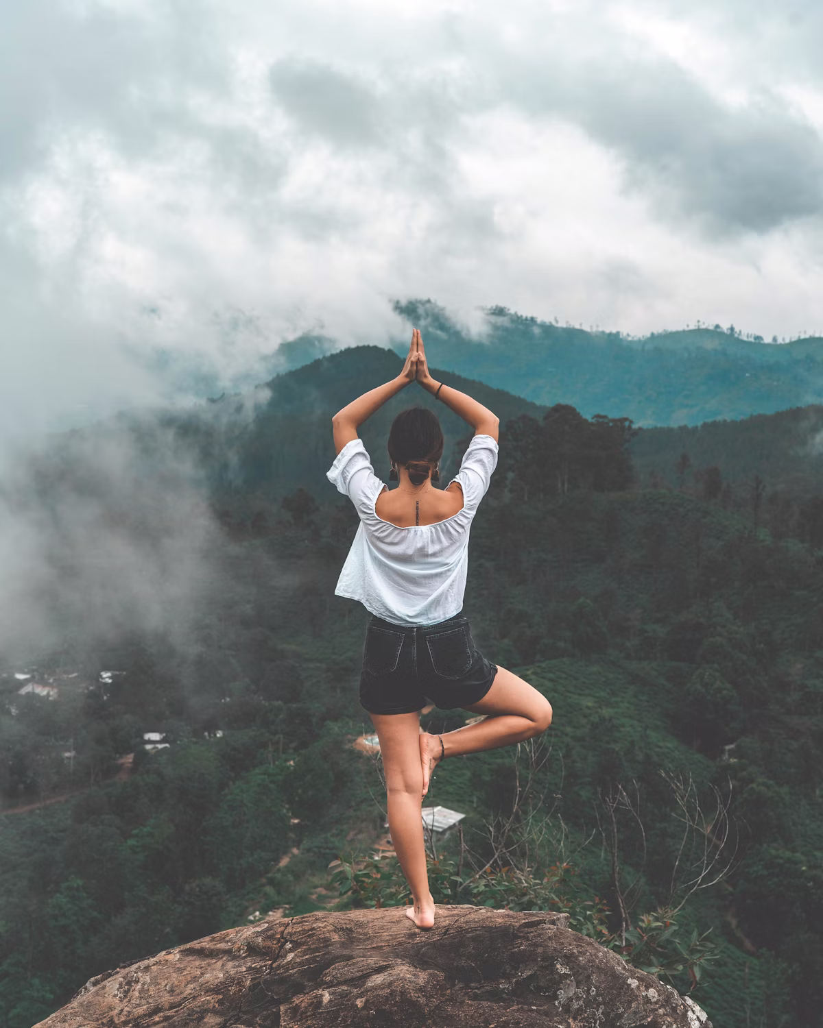 Mulher meditando com presença e calma, em prática de autocuidado com Reiki